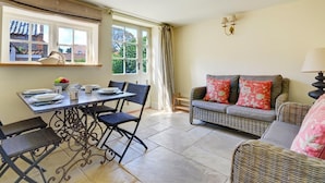 Living room - Charming Holiday Home in Blakeney With Garden (Holt)