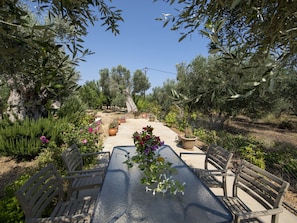 House | Dining - Villa in Crete Near Beach and Olive Groves (Rethymno)