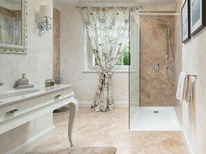 Villa | Bathroom | Combined shower/tub, hair dryer, towels