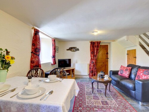 Pretty Holiday Home With Sunny Garden and a Comfortable Four-poster bed