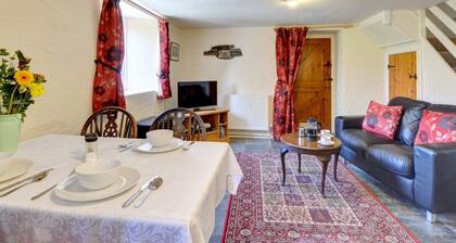 Pretty Holiday Home With Sunny Garden and a Comfortable Four-poster bed