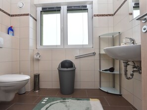 Ferienhaus | Badezimmer | Dusche, Haartrockner