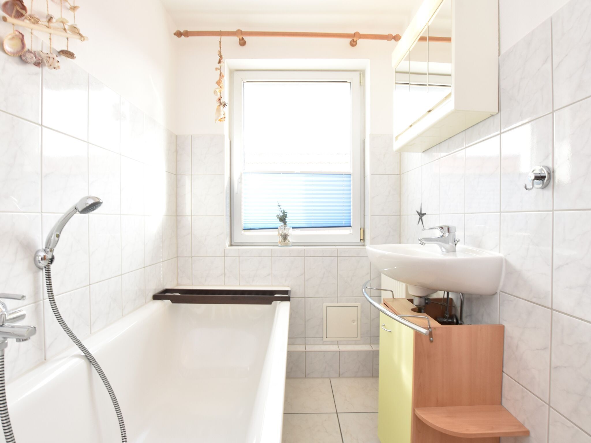 Badezimmer | Badewanne, Haartrockner, Handtücher