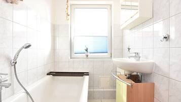 Badezimmer | Badewanne, Haartrockner, Handtücher