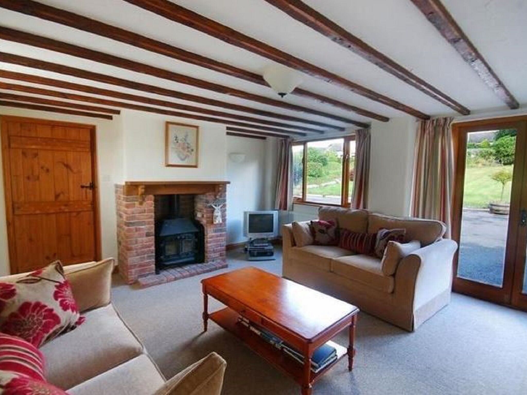 House | Living room | Fireplace, DVD player