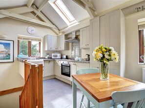 House | Private kitchen | Fridge, microwave, oven, dishwasher - Bright Holiday Home With Pleasant Garden and Comfortable Interior in Dunmere (Bodmin)