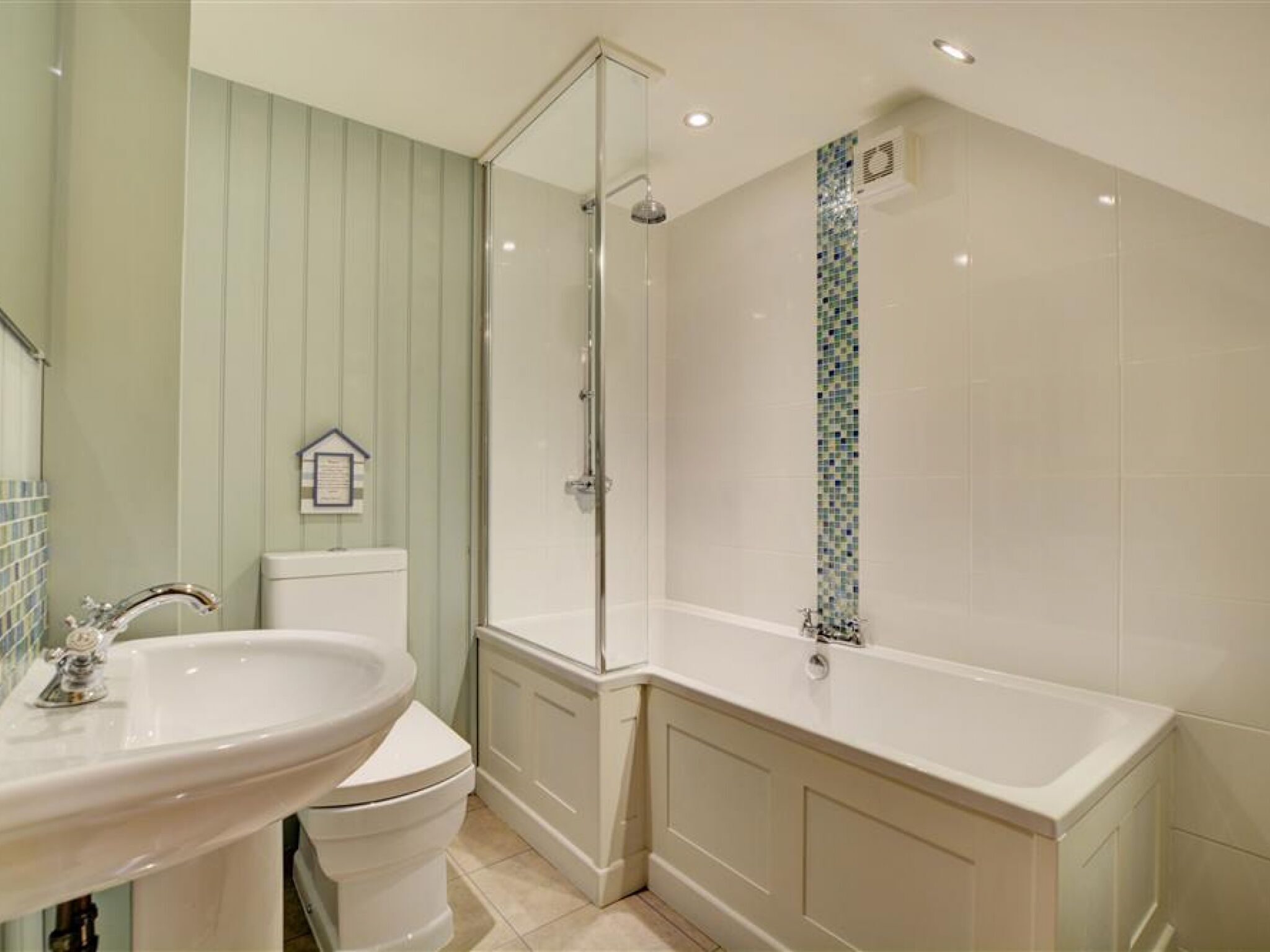 House | Bathroom | Combined shower/bathtub, hair dryer, towels