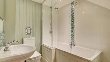 House | Bathroom | Combined shower/bathtub, hair dryer, towels