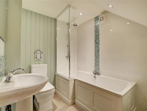 House | Bathroom | Combined shower/bathtub, hair dryer, towels - Bright Holiday Home With Pleasant Garden and Comfortable Interior in Dunmere (Bodmin)