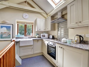 House | Private kitchen | Fridge, microwave, oven, dishwasher - Bright Holiday Home With Pleasant Garden and Comfortable Interior in Dunmere (Bodmin)