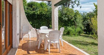 Peaceful Holiday Home With Fireplace, Garden and Parking