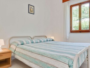 House | 3 bedrooms, cribs/infant beds