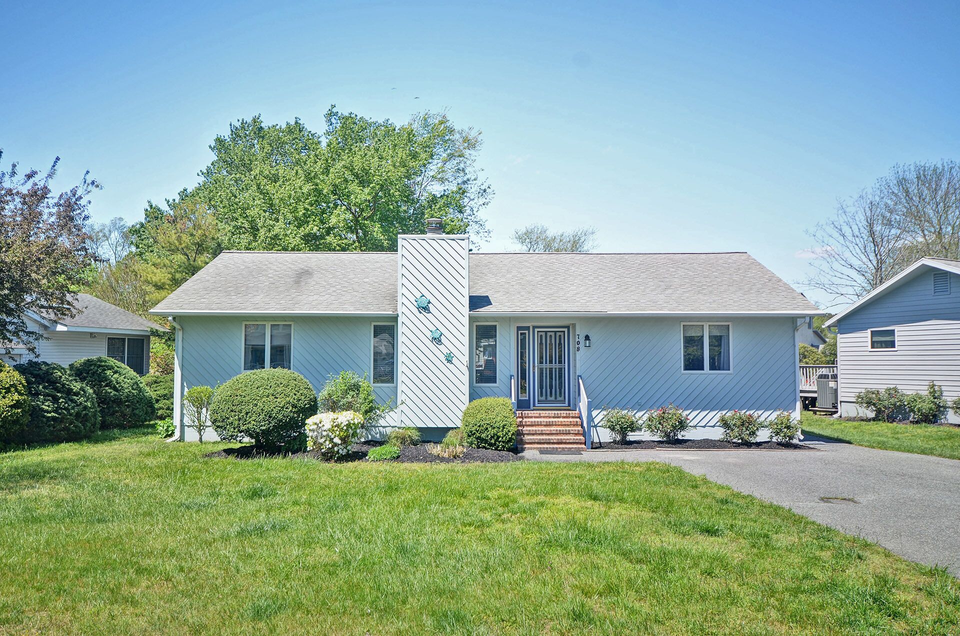Beautifully Remodeled 3 bed 2 bath House! Wifi Available, Pool, Fitness Center, Trolley, Beach Town!