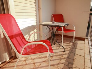 Apartment | Balcony - Apartment in Croatia With Balcony (Malinska-Dubasnica)