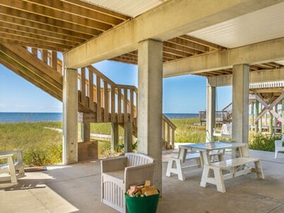 Seven bedroom family home on gulf to bay lot