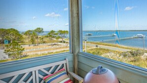 Une chambre avec vue sur une zone côtière, comprenant un pont et une étendue d’eau.