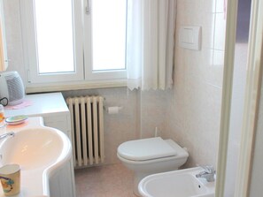 Bathroom - Holiday Home in Lazise Near Lake Garda (Lazise)