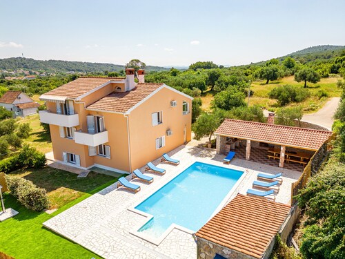 Large Home With Pool and Outdoor Kitchen, Near the Sandy Beach