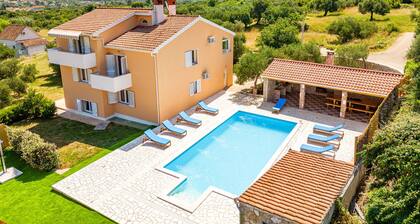 Large Home With Pool and Outdoor Kitchen, Near the Sandy Beach