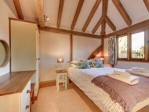 2 bedrooms, individually furnished, bed sheets - Magnific Holiday Home in Stone Oxney With Garden (Tenterden)