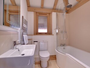 Combined shower/bathtub, towels - Magnific Holiday Home in Stone Oxney With Garden (Tenterden)