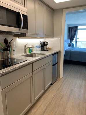 Réfrigérateur, four à micro-ondes, surface de cuisson, cafetière-théière