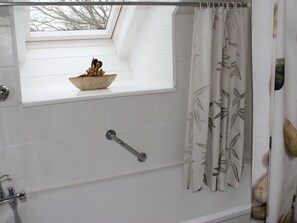 Apartment | Badezimmer | Duschwanne, Haartrockner