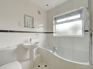 Combined shower/bathtub - Peaceful Holiday Home in Saundersfoot With Balcony (Saundersfoot)
