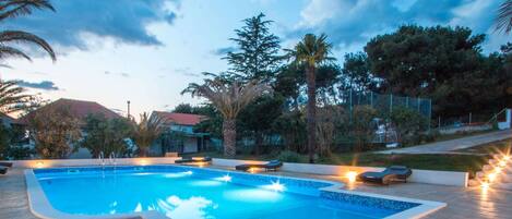 Casa | Piscina | Una piscina cubierta, una piscina al aire libre