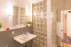 Shower, hair dryer, towels, soap - Central vacation apartment - for families or couples (Dresden)