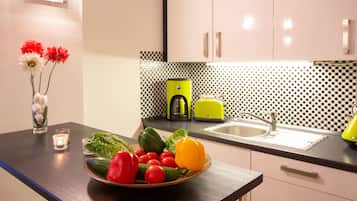 Kühlschrank, Mikrowelle, Herdplatte, Geschirrspüler