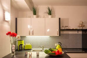 Réfrigérateur, four à micro-ondes, surface de cuisson, lave-vaisselle
