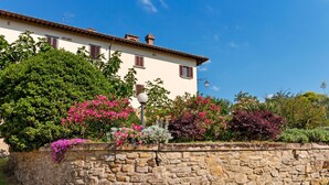 A stone wall with a building behind it. - Countryside Home in Arezzo With Pool (Arezzo)