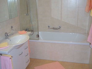 Apartment | Bathroom | Combined shower/tub, towels