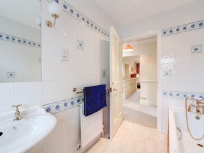 Ferienhaus | Badezimmer | Badewanne, Handtücher