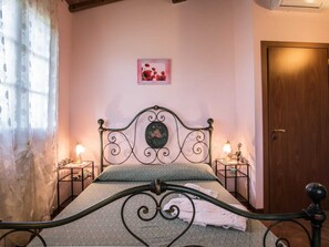 House | 8 bedrooms, bed sheets - Belvilla by OYO Casettauno (Vinci)