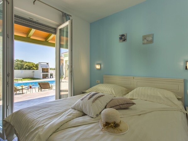 Villa | 3 bedrooms, individually furnished, iron/ironing board, bed sheets - Villa in Istria With Private Pool & Near Pula (Svetvincenat)