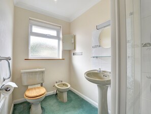 Shower, hair dryer, towels - Delightful Holiday Home in Cornwall With Garden (Padstow)
