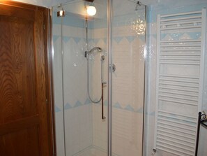 Villa | Bathroom | Shower, towels