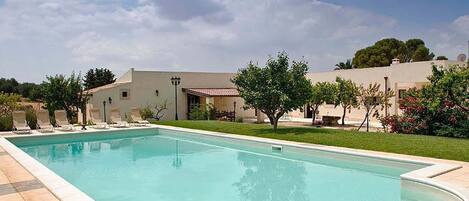 วิลล่า | สระว่ายน้ำ | สระว่ายน้ำในร่ม, สระว่ายน้ำกลางแจ้ง