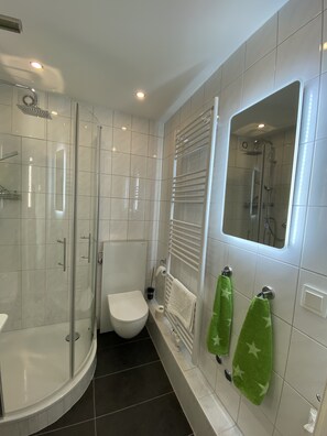 Dusche, Haartrockner, Handtücher, Seife