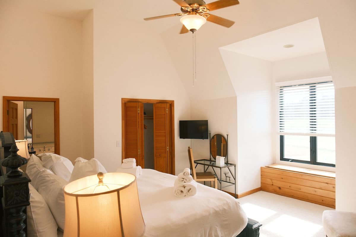 Premium bedding, laptop workspace, iron/ironing board, free WiFi