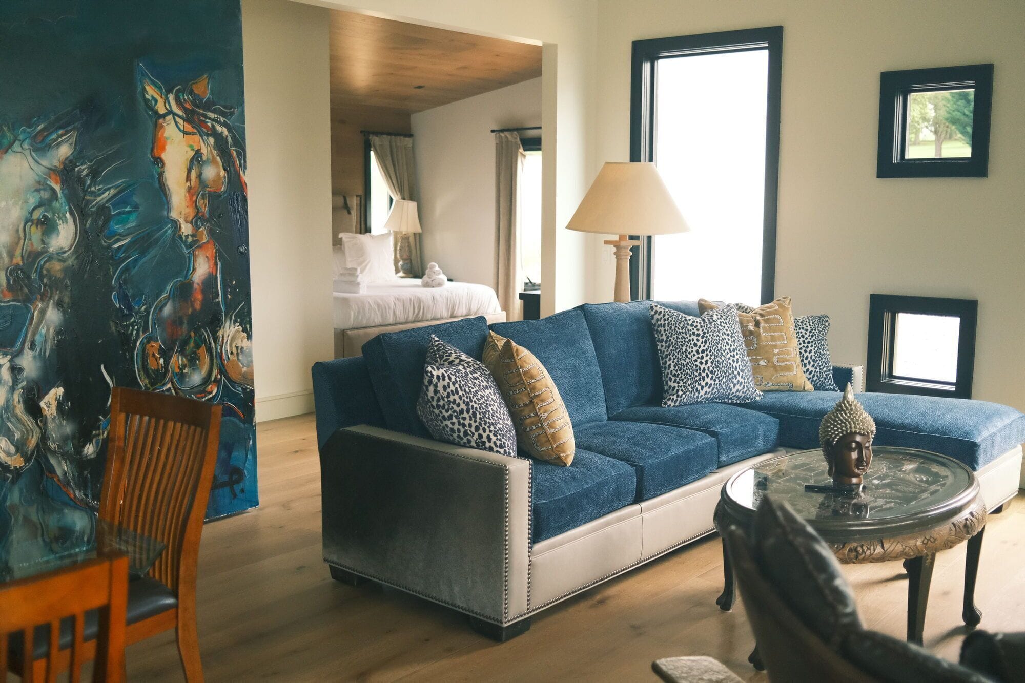 Bordtennisbord, legetøj, bøger, musikbibliotek