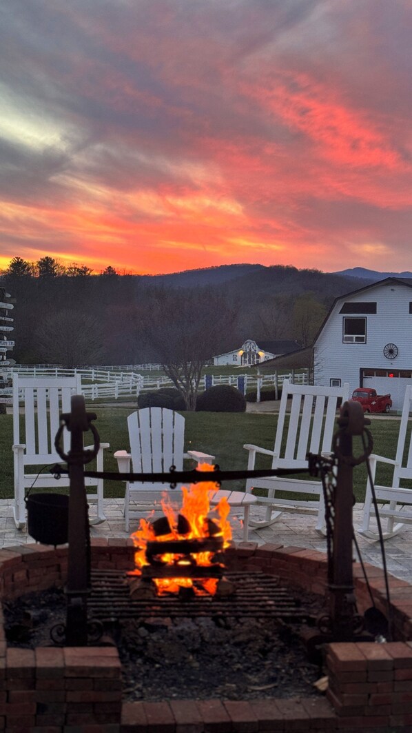 BBQ/picnic area - The Horse Shoe Farm (Hendersonville)