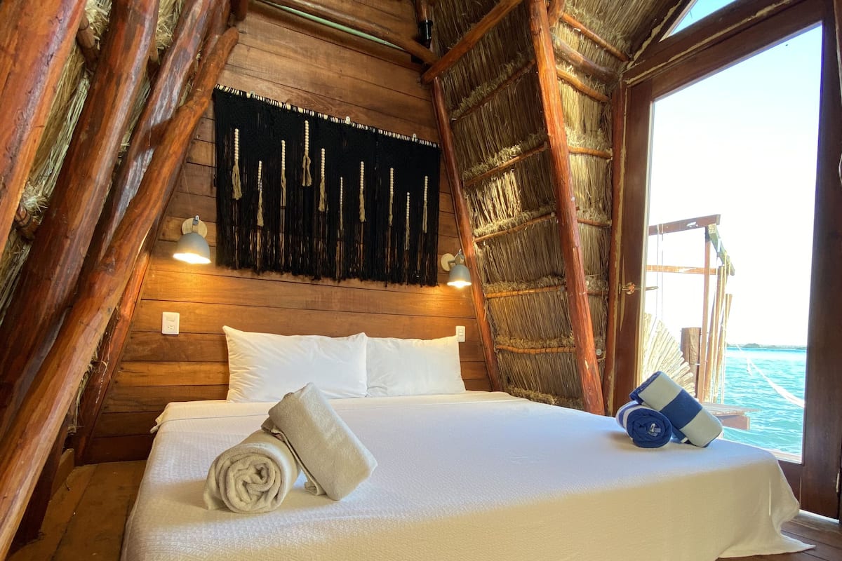 panoramic cabin - shared bathroom | 1 bedroom, bed sheets