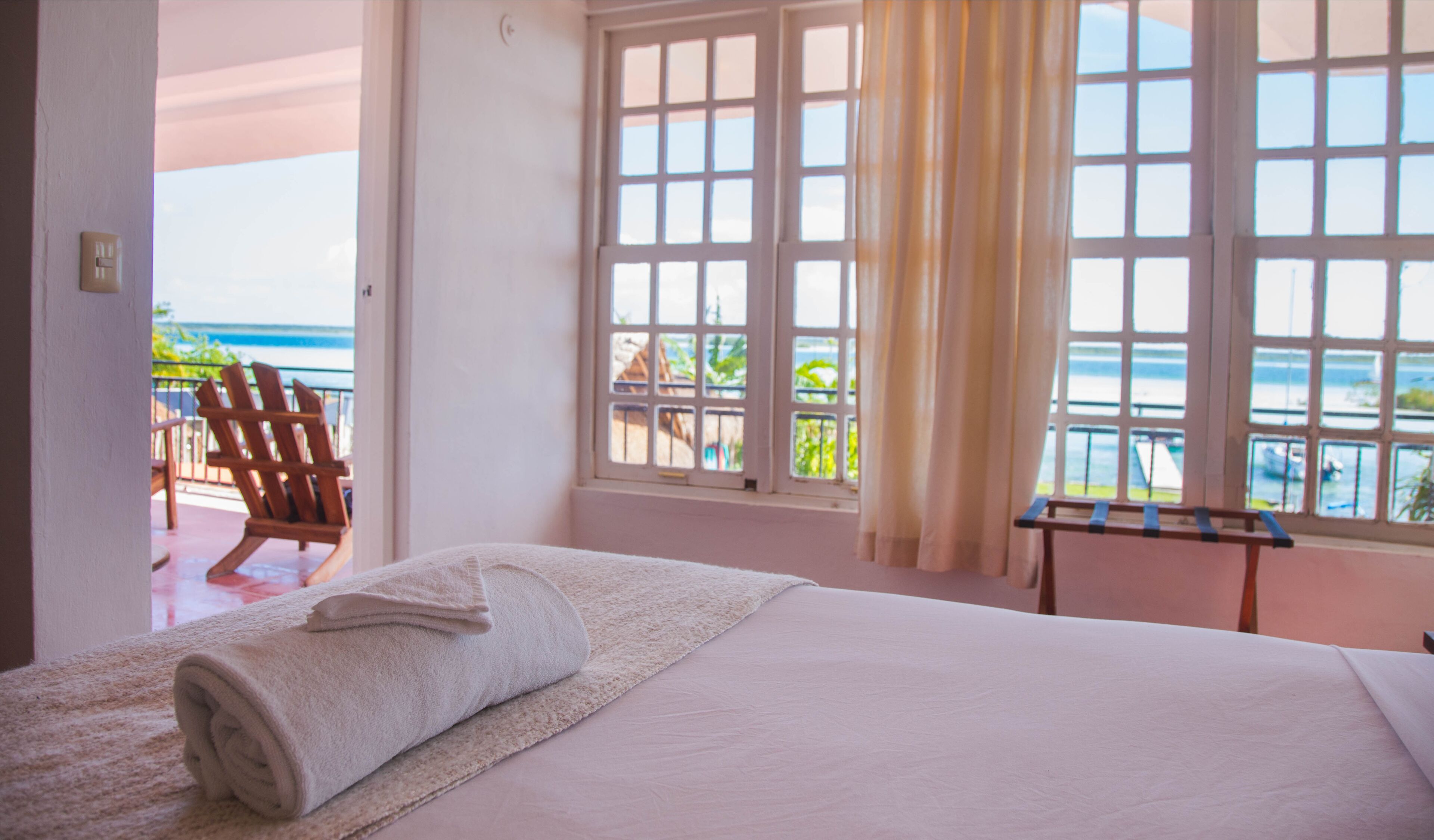 habitacion cuadruple vista laguna | 1 bedroom, bed sheets