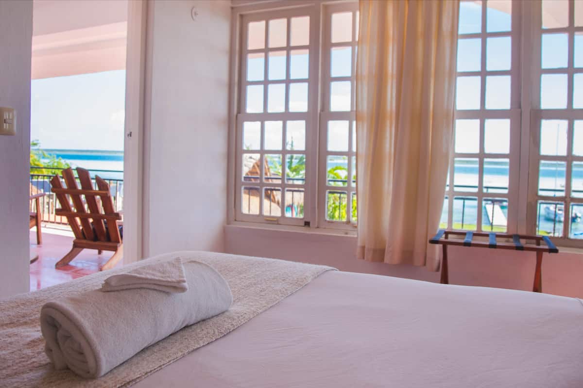habitacion cuadruple vista laguna | 1 bedroom, bed sheets