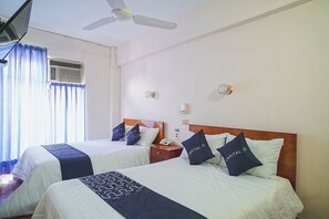 Standardzimmer, 2 Doppelbetten | Bügeleisen/Bügelbrett, kostenloses WLAN, Bettwäsche