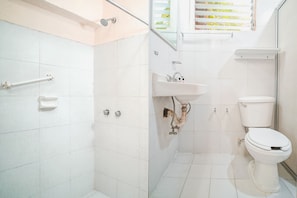 Standard Triple Room | Bathroom