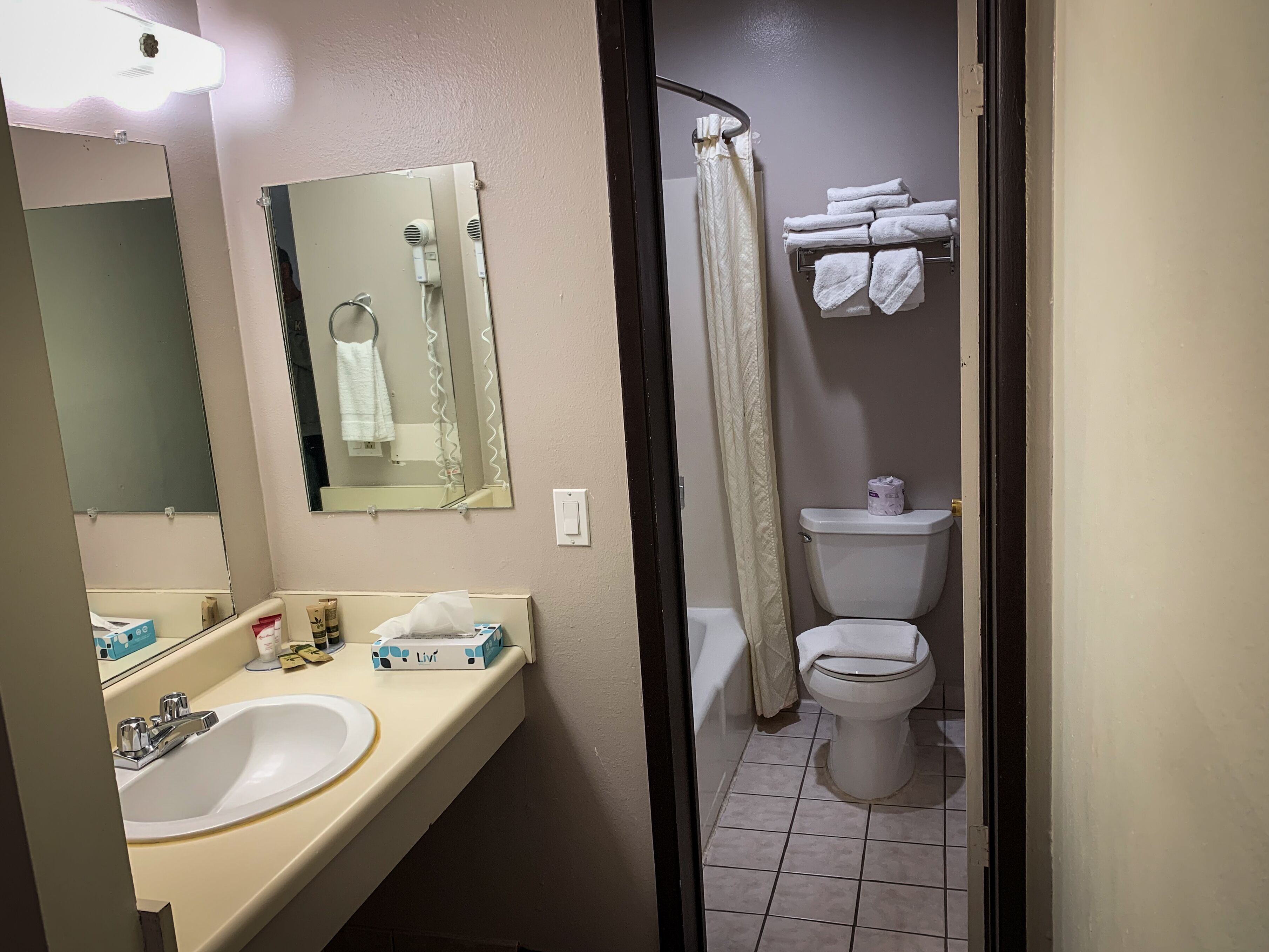 Comfort Room, 1 King Bed | Bathroom